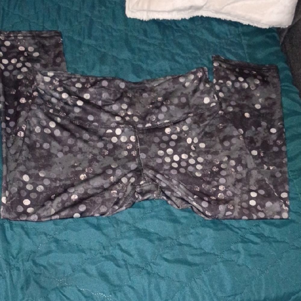 Reebok Black and Gray Polkadot Patterned Cropped Leggings